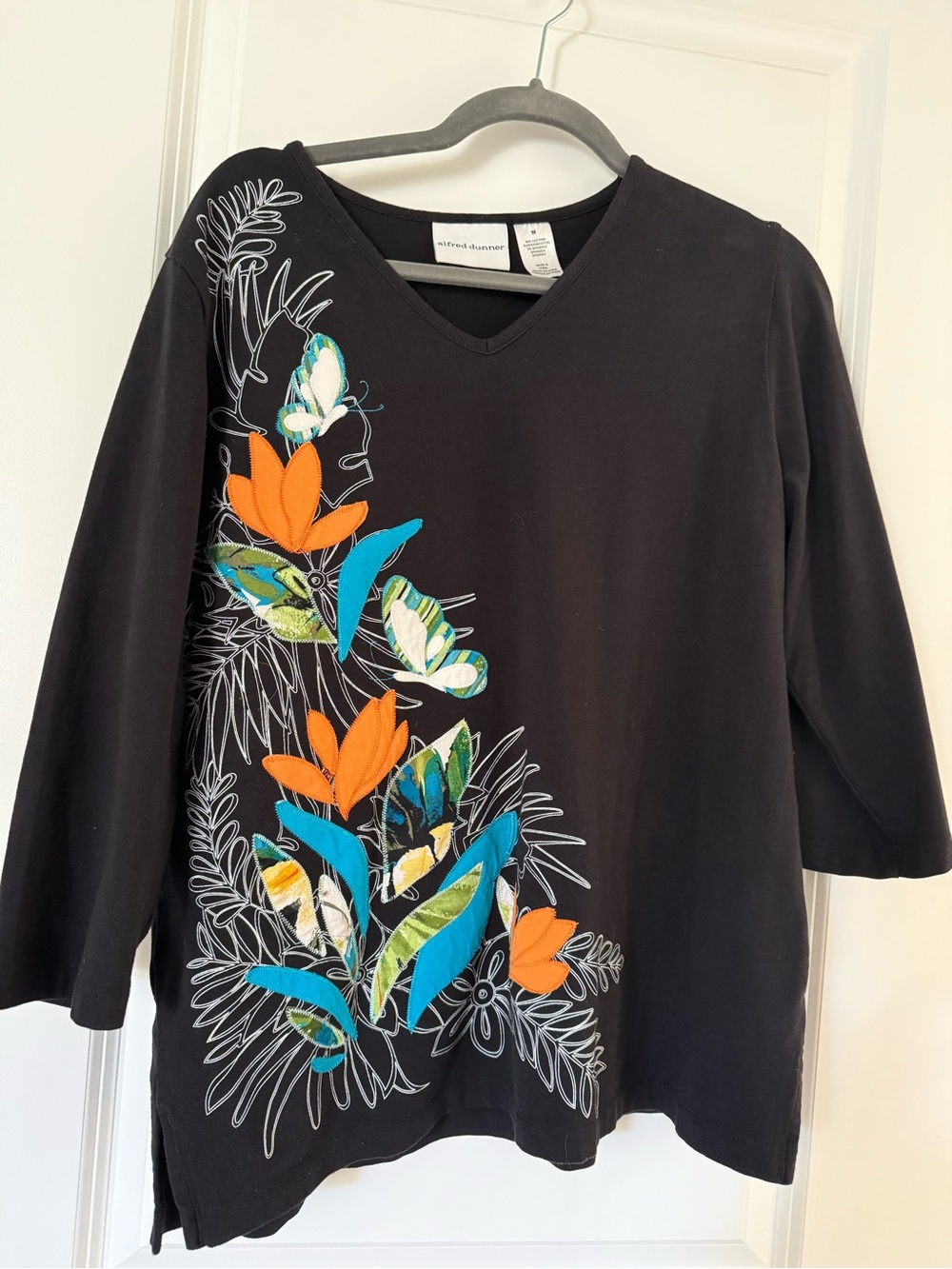 NWOT Alfred Dunner Black V-Neck Floral Appliqué Top Womens Size Medium